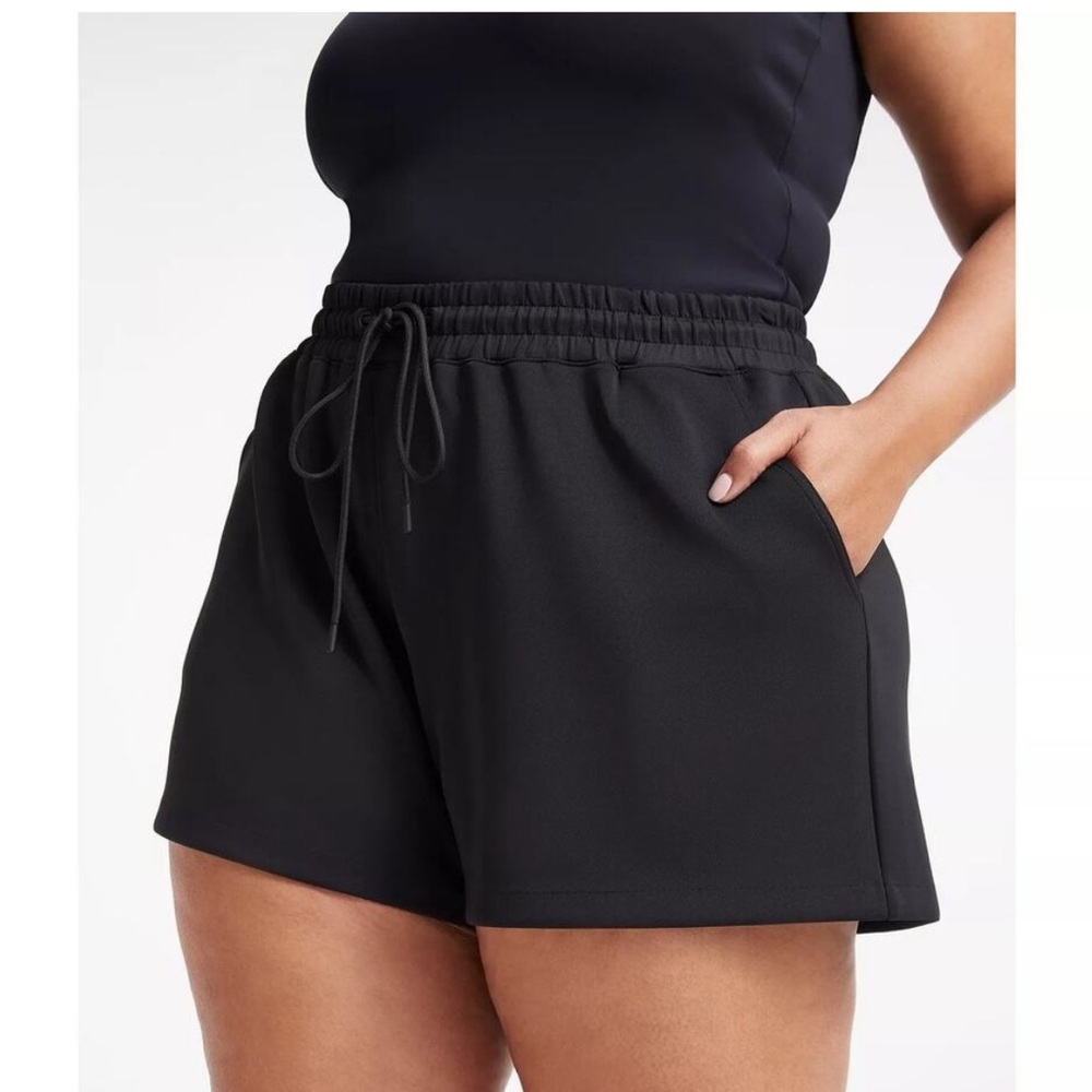 NWT Good American Scuba Drawstring Shorts in black size 6